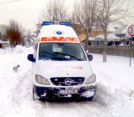 O ambulanţă plecată spre Bucureşti cu un pacient, întoarsă din drum la Ialomiţa